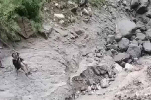 मॉनसून का प्रलय, हिमाचल में 5 जगह बादल फटे, 300 से ज्यादा सड़कें बंद, सेना राहत कार्य में जुटी 5 1755155556 Untitled 2 copy